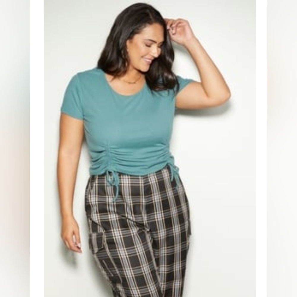 Drawstring ruched side tee.